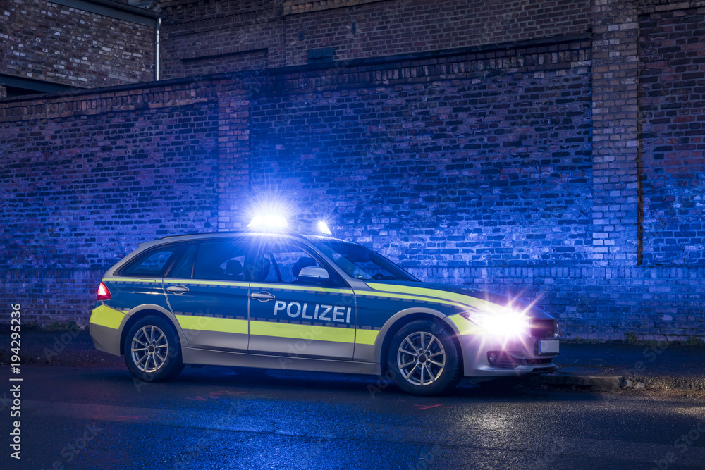 Photo & Art Print Polizeiauto mit Blaulicht bei Nacht (Deutschland)