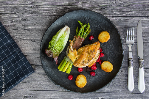 Obraz na płótnie Chicken supreme with asparagus in prosciutto w salonie