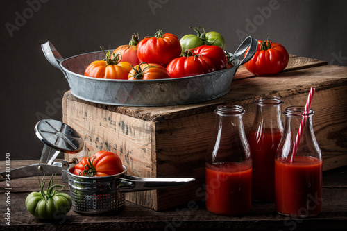 pomidory w metalowej tacy