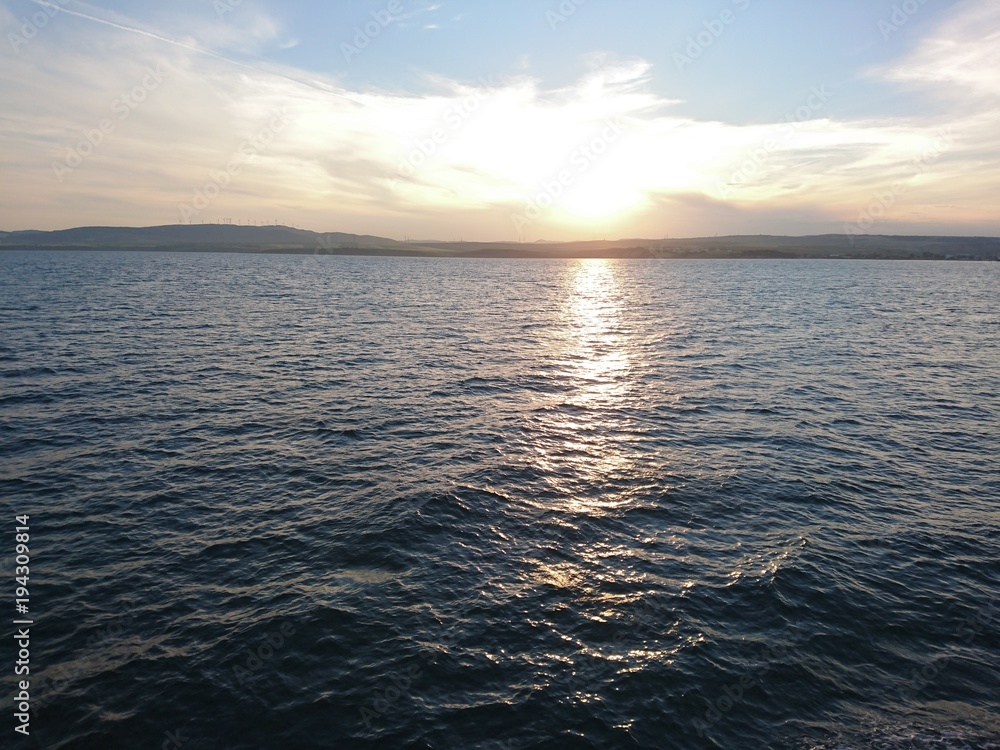 Obraz premium sunrise reflection at sea
