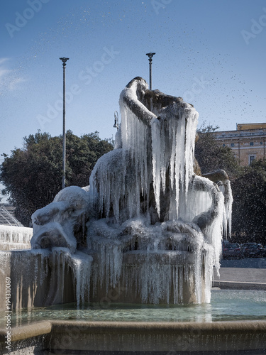 Ghiaccio a Roma - Piazza della Repubblica - Fontana delle Naiadi photo