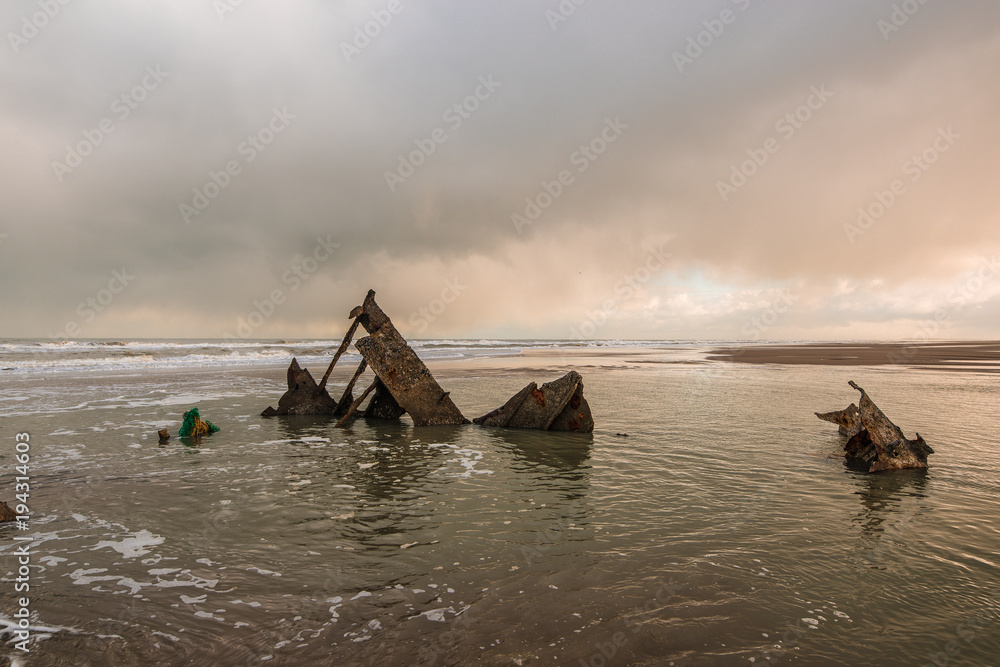 reste de bateau sur la plage