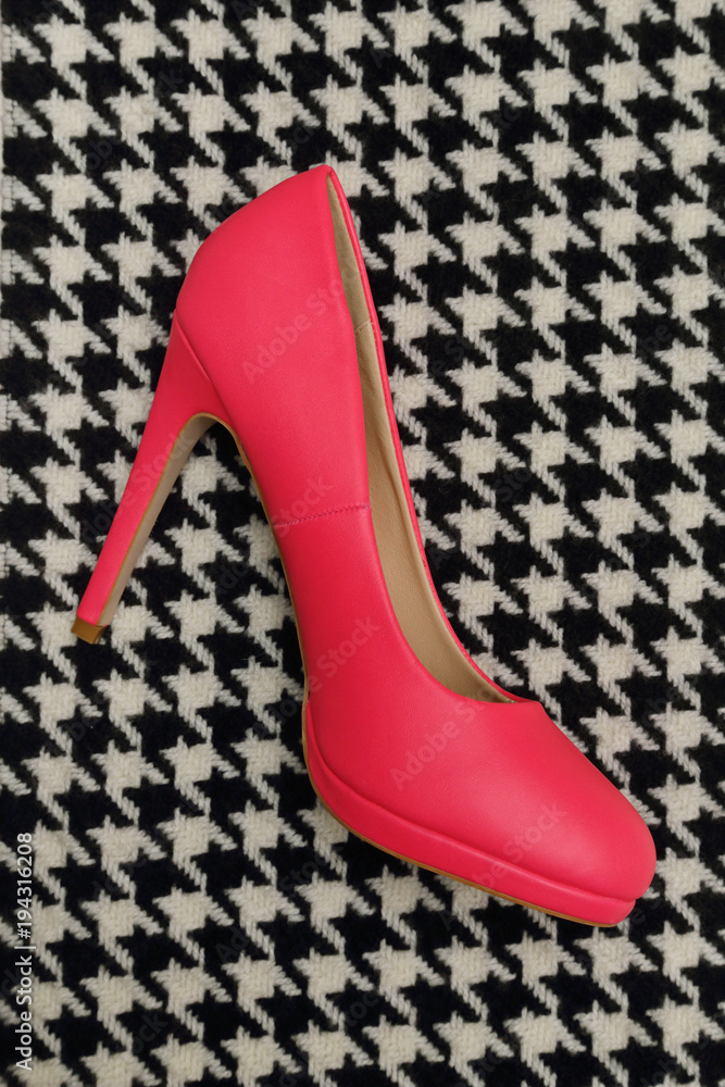 chaussure haut-talon rouge sur tissu pied-de-poule Stock Photo | Adobe Stock