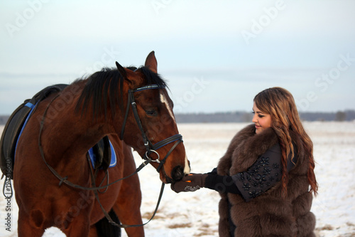 Зима, девушка и лошадь