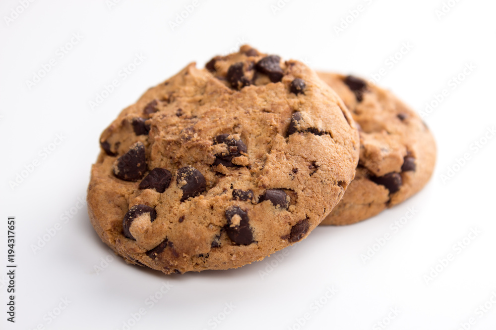 zwei Cookies vor weißem Hintergrund zwei Cookies vor weißem Hintergrund