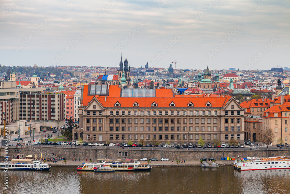 Obraz premium Praga, Republika Czeska - 22 kwietnia 2017 r .: Dachy starego miasta. Republika Czeska. Wiosna.