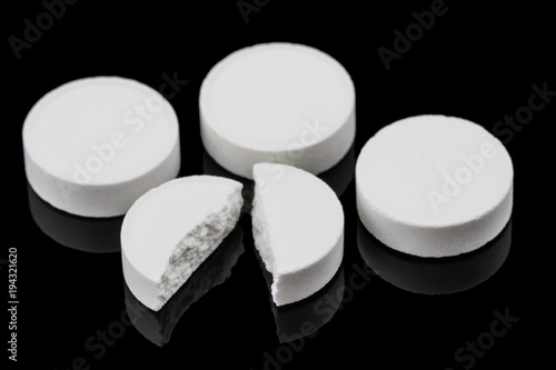 Obraz na płótnie White pills that have expired. w salonie