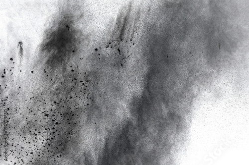 Obraz Eksplozji w proszku czarny na białym tle. Cząstki węgla drzewnego rozpryskiwać na białym tle. Zbliżenie czarne pył cząsteczki wybucha odosobnionego na białym tle.
