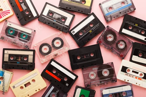 Obraz Rozsypisko rocznik audio kasety przy różowym tłem
