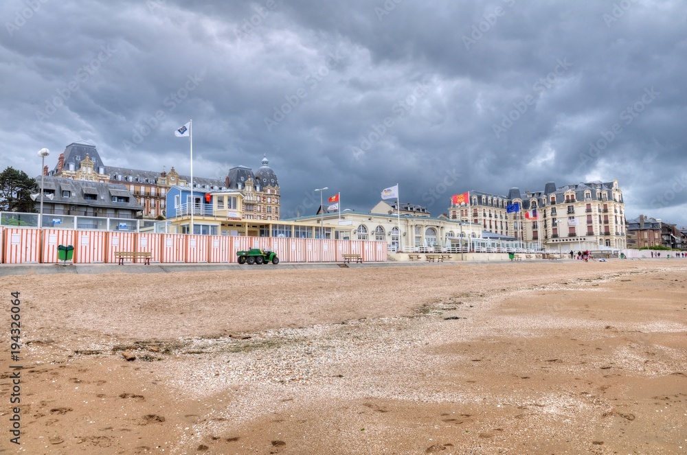 Le bord de mer à Houlgate en Normandie. France