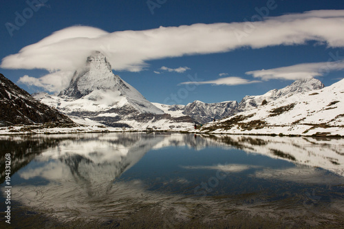 Spiegelung vom Matterhorn im See, Riffelsee, Schnee im Sommer