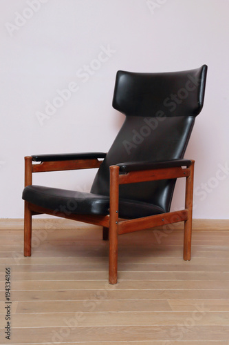 fauteuil cuir et bois    oreilles ann  es 70 vintage  