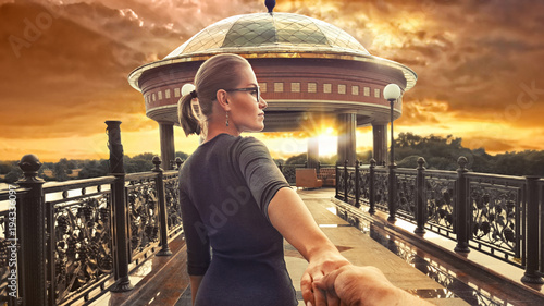 Fotografie красивая молодая женщина в сером обтягивающем платье и в очках с хвостом на голо