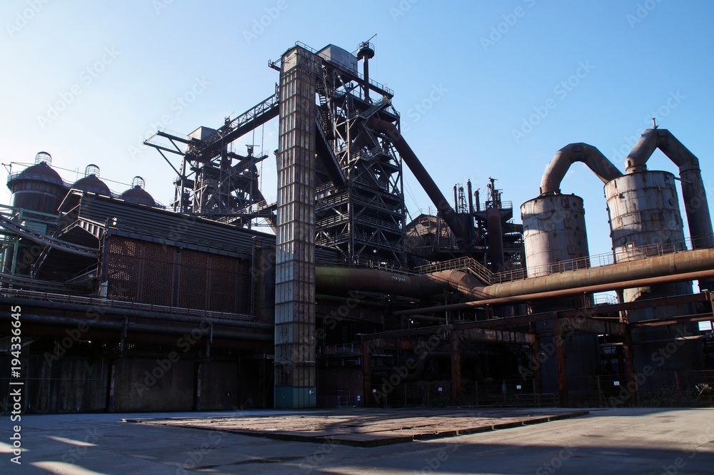 Hochofen 5 im Landschaftspark Duisburg bei Gegenlicht Hochofen 5 im Landschaftspark Duisburg bei Gegenlicht