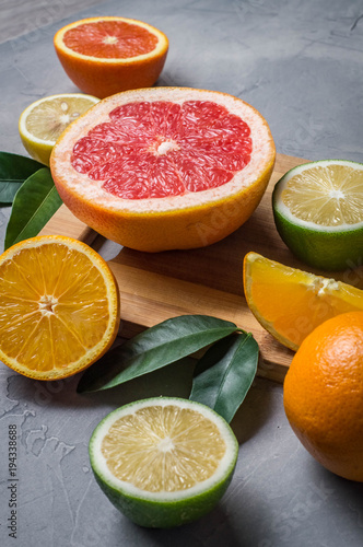Fototapeta Naklejka Na Ścianę i Meble -  raw food: slicing citrus fruits. Orange, tangerine, lemon lime grapefruit