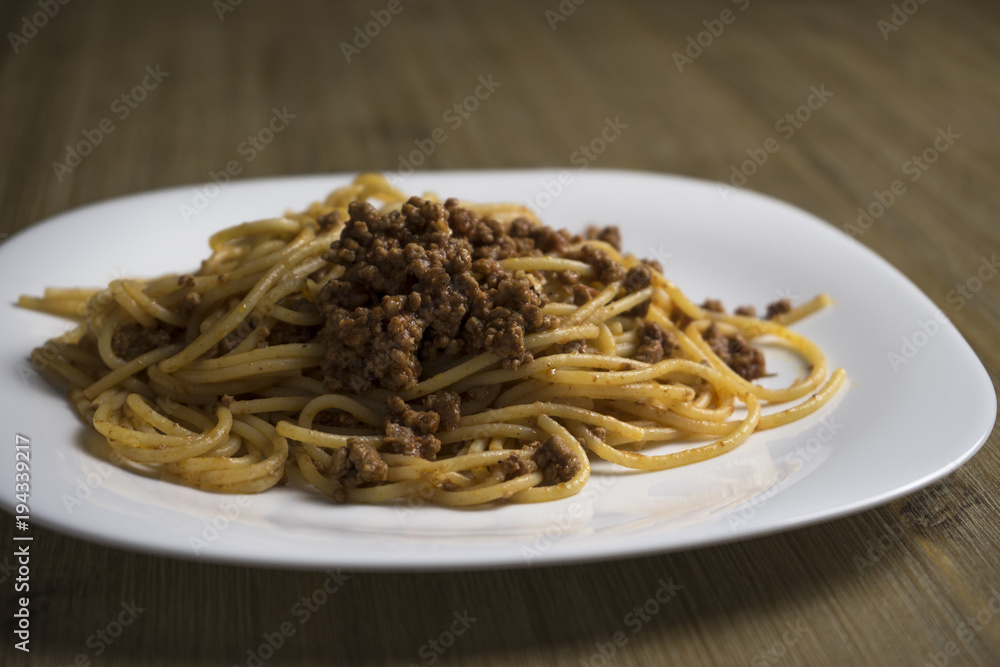 Piatto di spaghetti con sugo alla bolognese