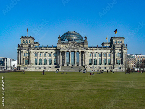 Berlin, Deutschland Reichstag bei sonnigem Wetter und blauem Himmel