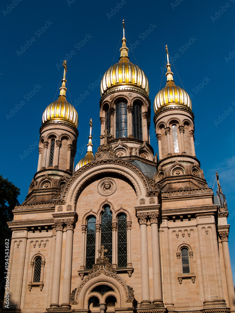 goldene Kuppeln auf der russisch-orthodoxen Kirche in Wiesbaden