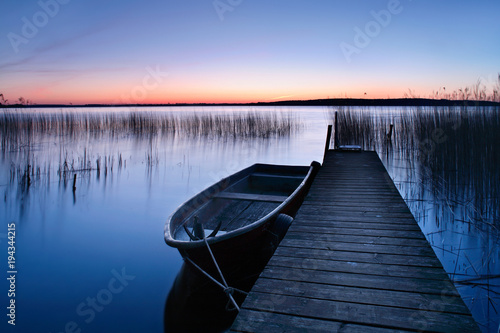 Stiller See mit Schilf vor Sonnenaufgang, Boot am Steg, Mecklenburger Seenplatte