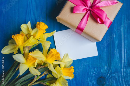 Fototapeta Naklejka Na Ścianę i Meble -  Flowers Greeting Card . Spring easter background with daffodils bouquet and gift