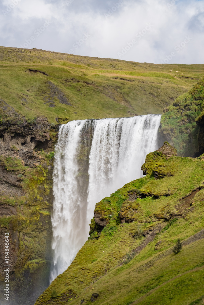 Fototapeta premium Skógafoss Thundering Down The Mountain