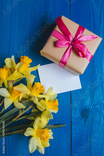 Fototapeta Naklejka Na Ścianę i Meble -  Flowers Greeting Card . Spring easter background with daffodils bouquet and gift