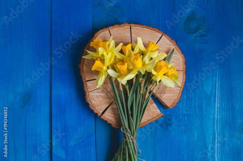 Fototapeta Naklejka Na Ścianę i Meble -  Spring easter background with daffodils bouquet on blue wooden table