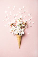 Papier peint photo Pivoines Cornet gaufré et fleurs d'amandier  © sonyakamoz