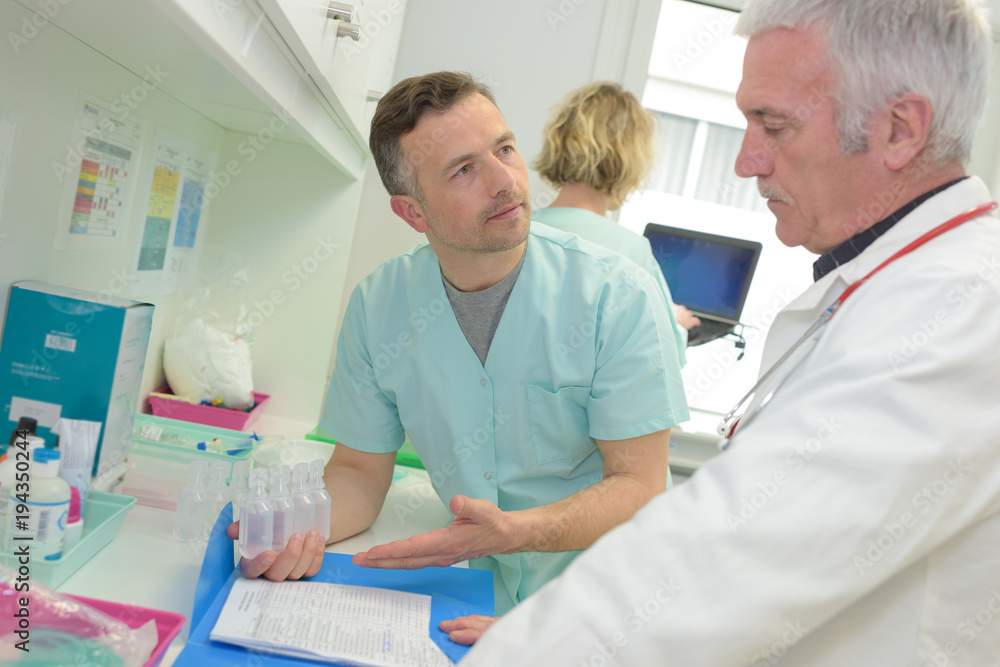 Obraz premium doctor and a nurse talking