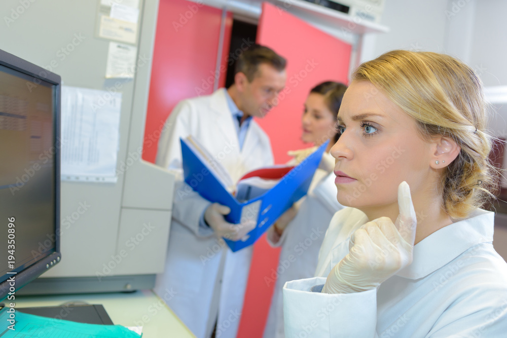 Obraz premium Woman looking with confusion at computer screen