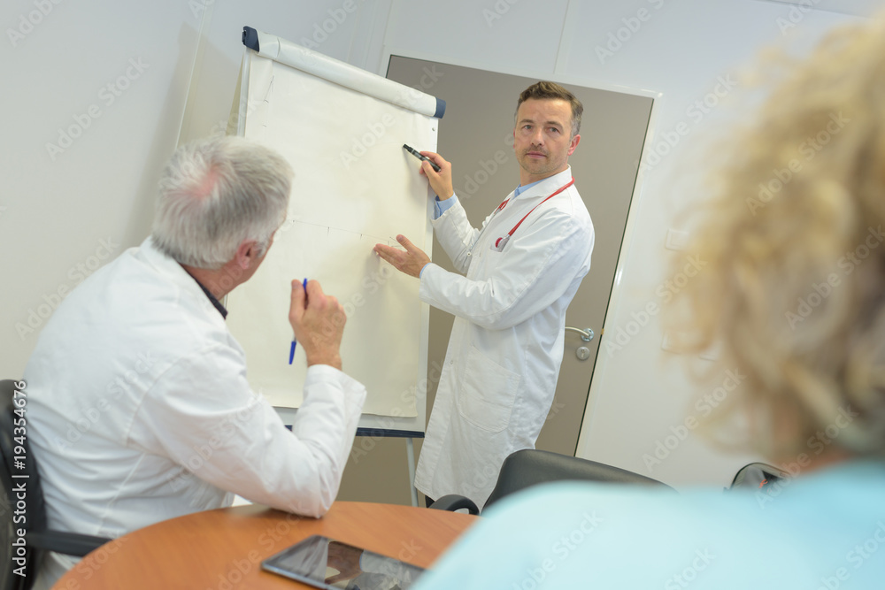 Obraz premium hospital management having a meeting