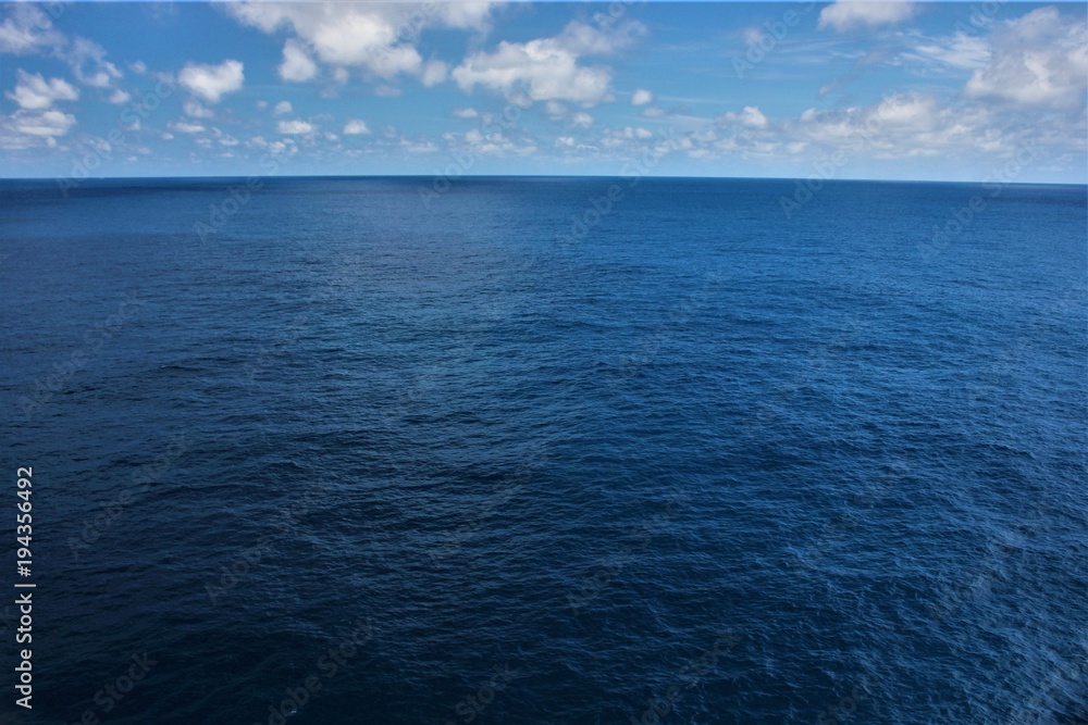 Obraz premium Ocean Under Partly Cloudy Sky