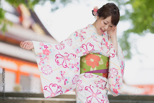 Wallpaper Mural 着物の女性・京都 Torontodigital.ca