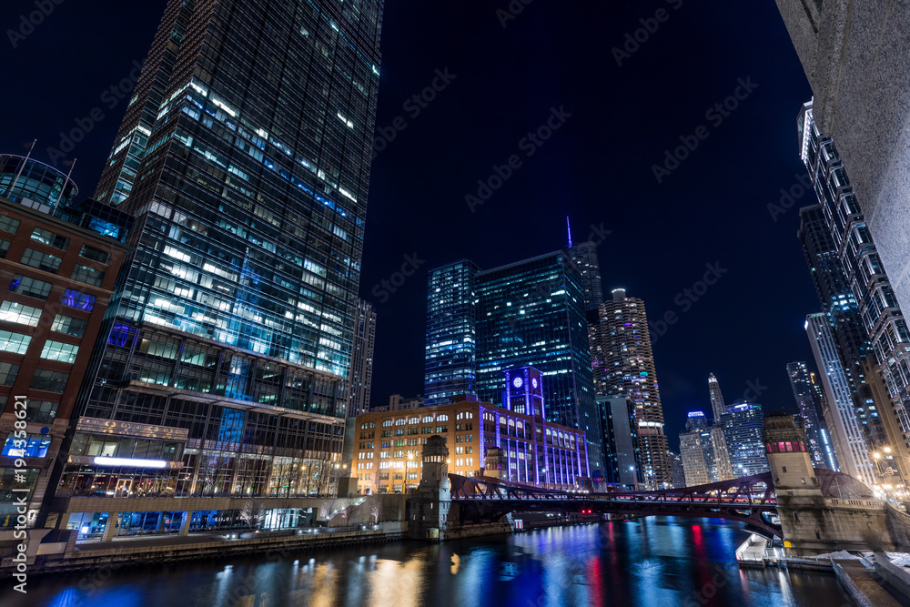 Obraz premium Chicago downtown by the river at night