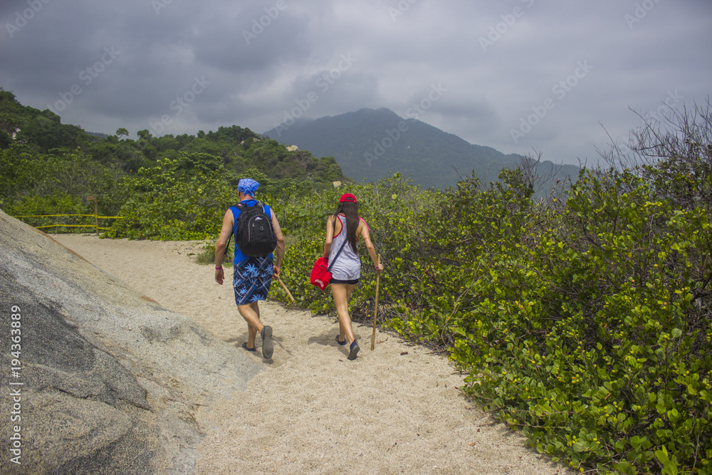 Obraz premium Personas caminando por el parque Tayrona