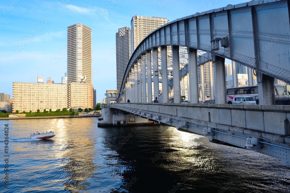 勝鬨橋から見える隅田川沿いの高層ビル群
勝鬨橋の下の水面に映るビルのシルエットが印象的だ。