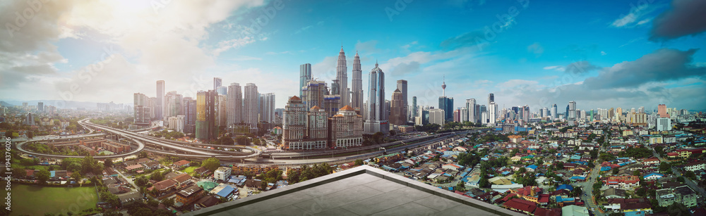 Fototapeta premium Otwarty balkon z widokiem na panoramę miasta Kuala Lumpur.