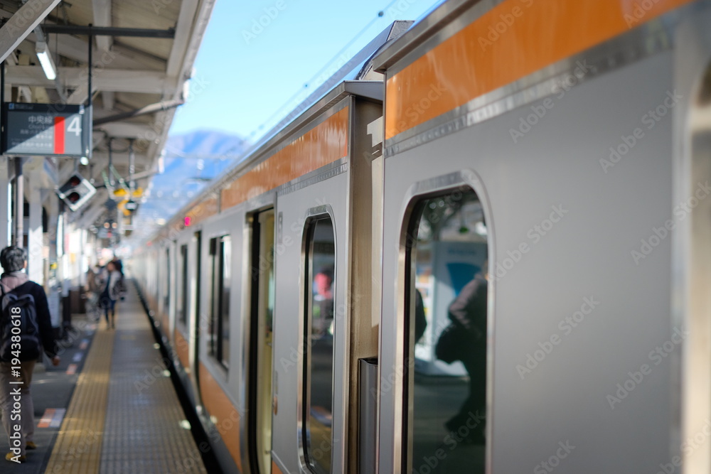 Obraz premium JR中央線東京駅と電車