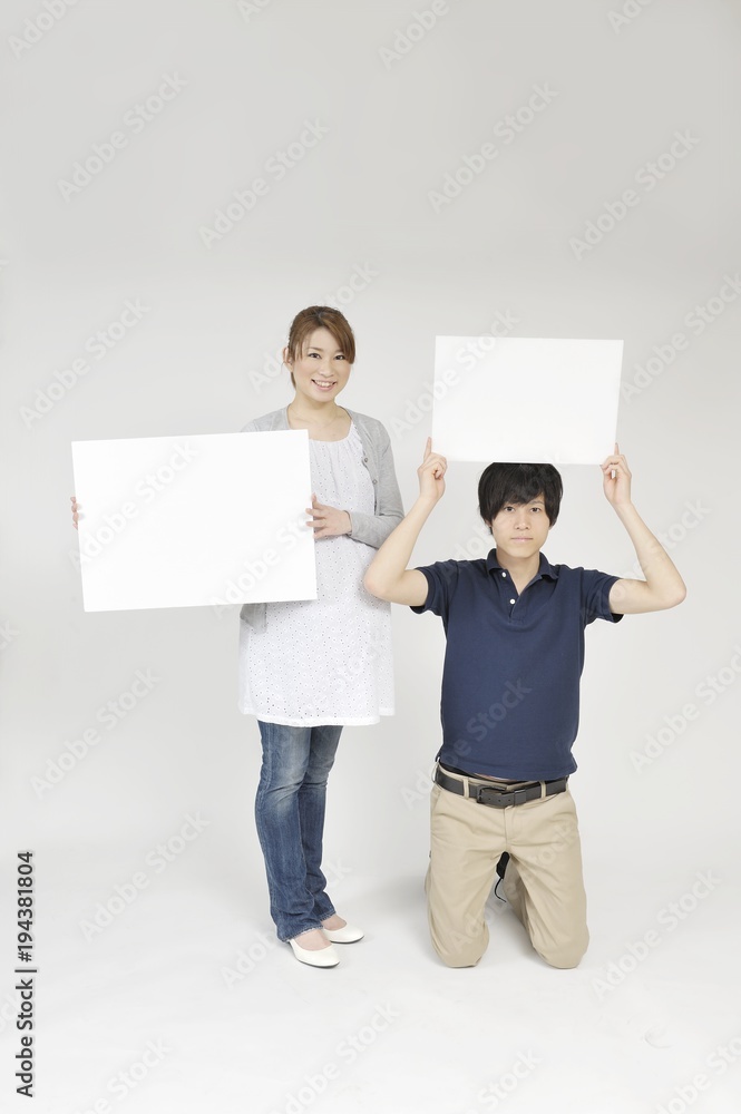 ホワイトボードを持つ若いカップル