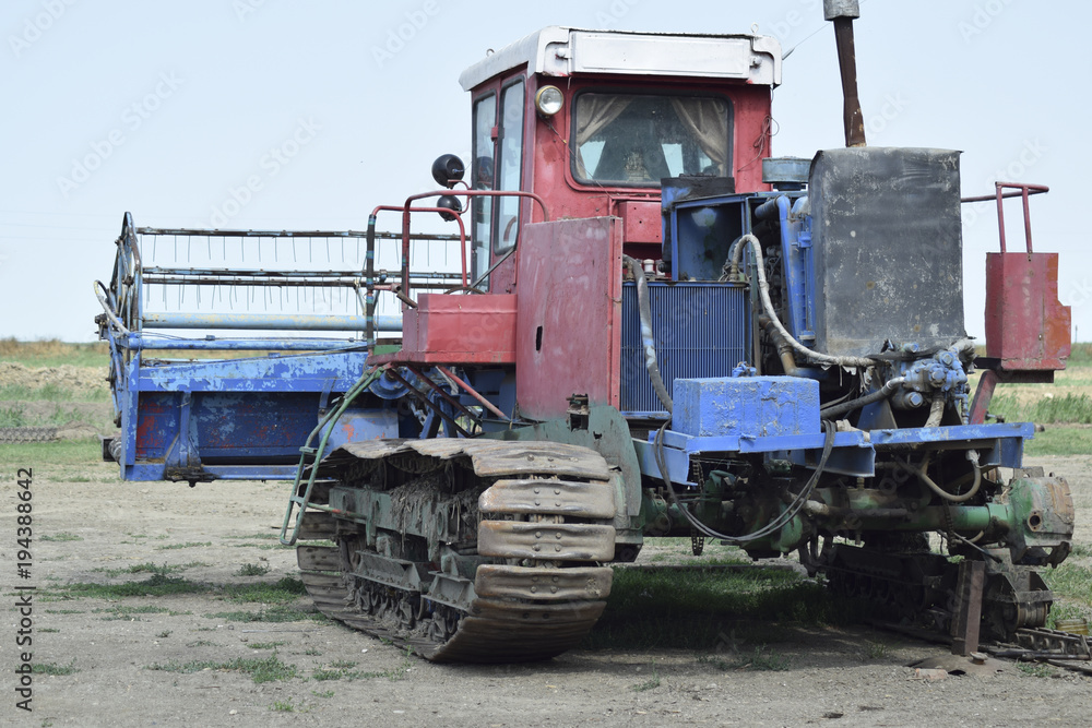 Obraz premium Combine harvesters Agricultural machinery Old rusty combine harvester. Rice header combine harvester.