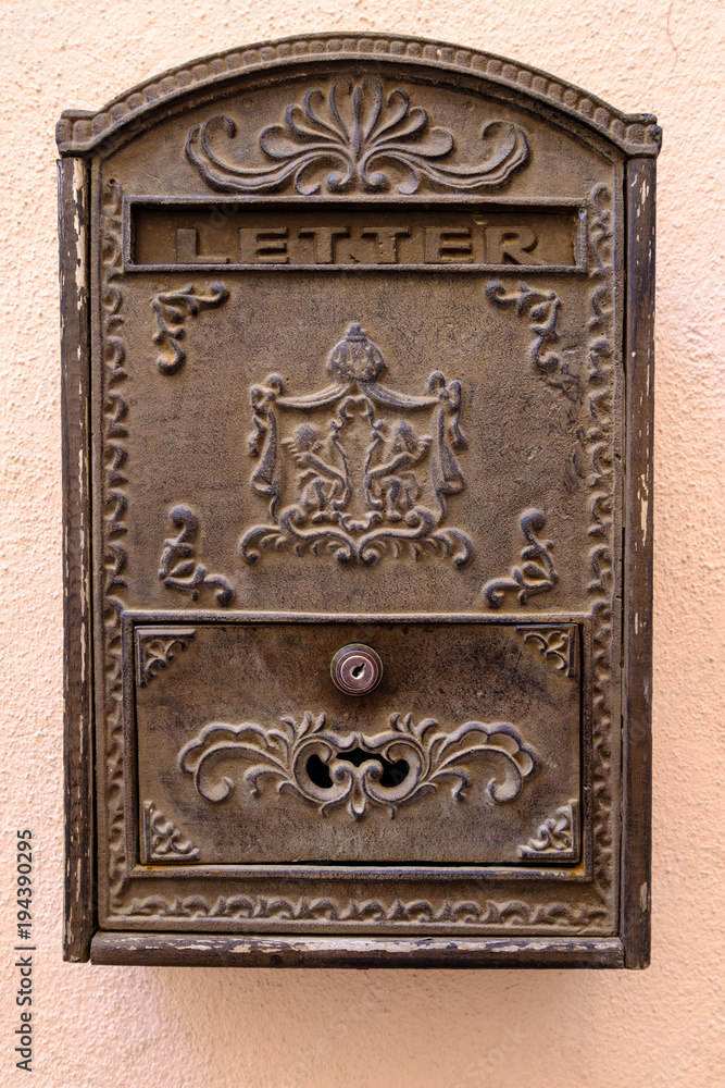 Ancien boîte aux lettres en metal, décoré.