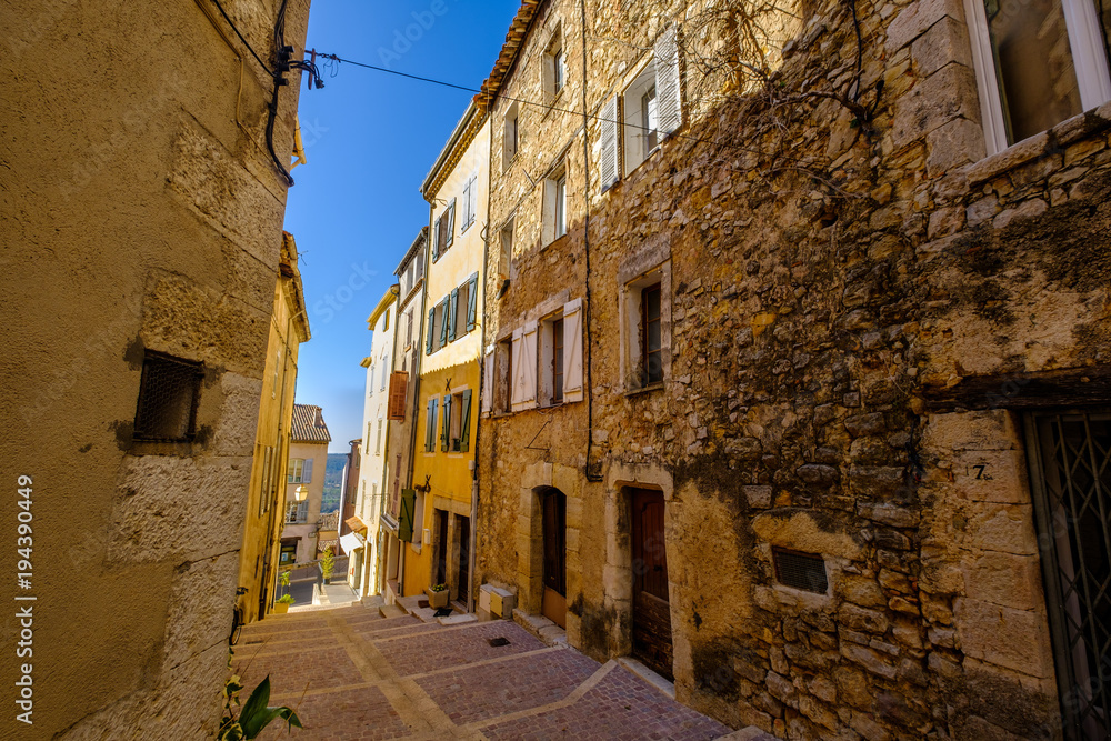 Une rue de village de Fayence, Provence, France.
