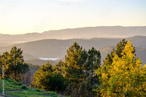 Vue panoramique sur le massif de Tanneron et lac de Saint-Cassien, coucher de soleil, Provence, sud de France. 