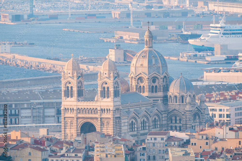 Vue aérienne sur le Cathédrale Sainte-Marie-Majeure de Marseille et la mer Méditerranée.