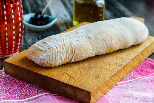 Foto Ciabatta on the cutting board. Italian bread