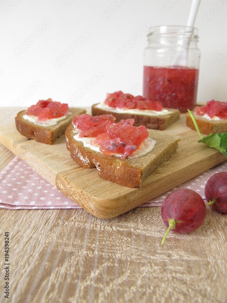 Marmeladenbrot mit selbst gemachter Stachelbeerkonfitüre Marmeladenbrot mit selbst gemachter Stachelbeerkonfitüre