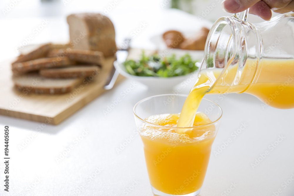Fototapeta premium Pour orange juice