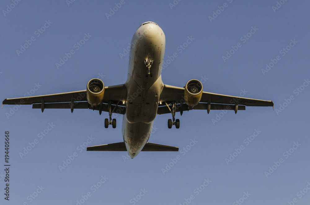 Avion a punto de tomar tierra Avion a punto de tomar tierra