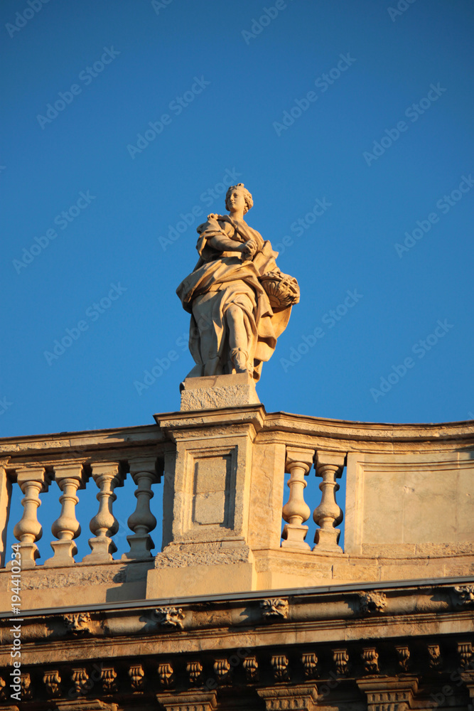 statue sopra ringhiera di un terrazzo nel centro città