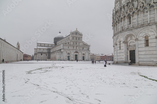Fotografiet Pisa, piazza dei miracoli innevata